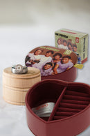 One Direction Jewelry Box A lovely brown color jewelry box featuring images of all five Harry Styles, Liam Payne, Louis Tomlinson, Niall Horan and Zayan Malik from the group on top. This jewelry box is an ideal gift for your friends and family . Exclusively Available at Reliance Gifts www.reliancegifts.co.uk .